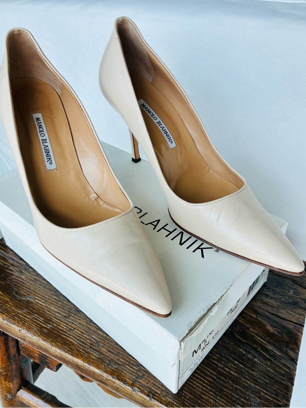 Manolo Blahnik Ivory Leather Pointed-Toe Heels